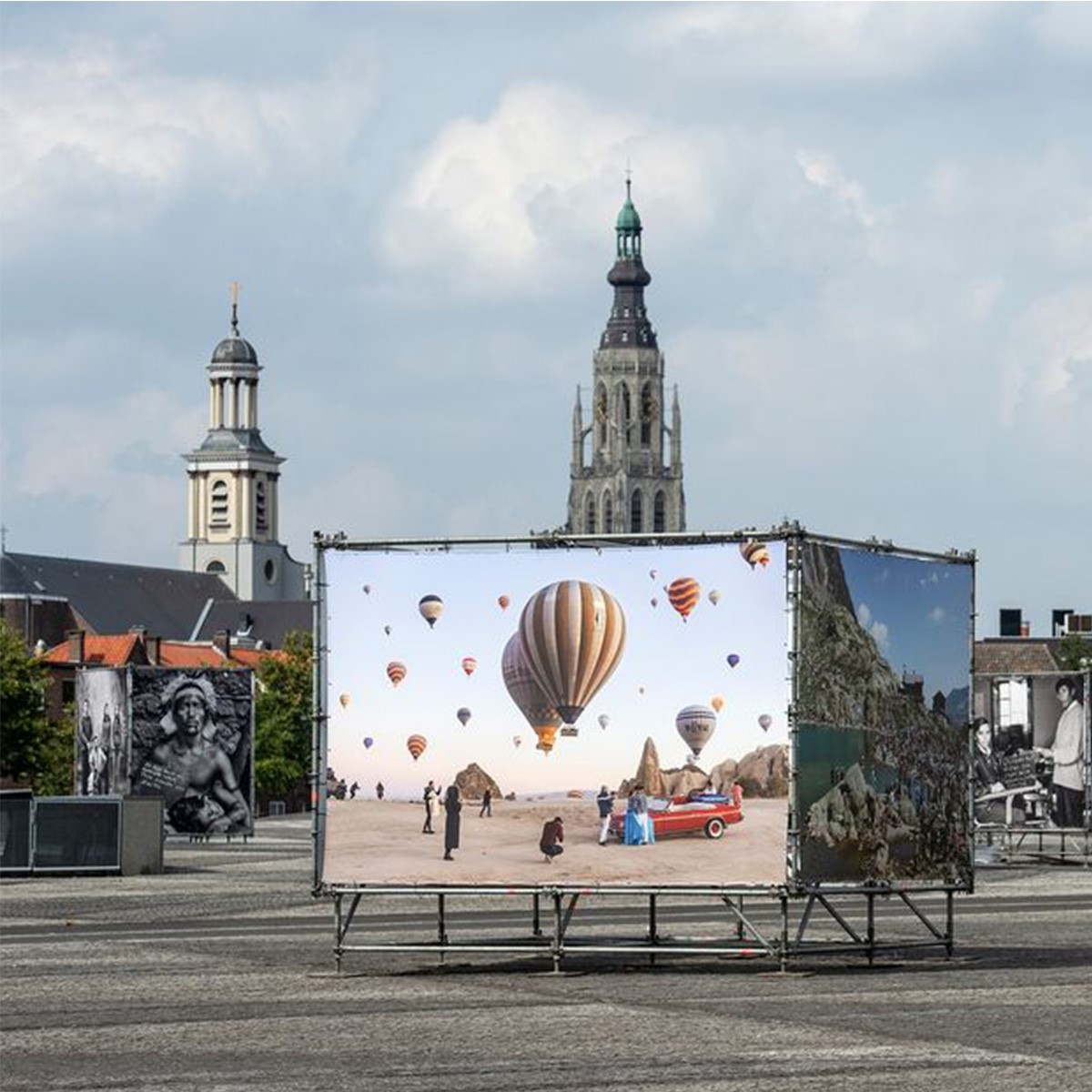 Opgespannen doeken met foto's met op de achtergrond de Grote kerk van Breda