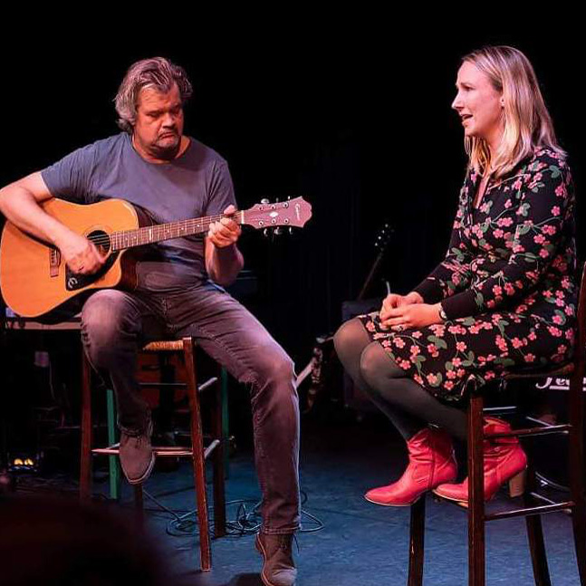 Tamara van As en Mels Hoogenboom met gitaar van TheateR TzT zingen liedjes