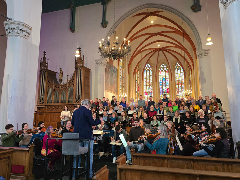 dirigent van Bachkoor in een kerk