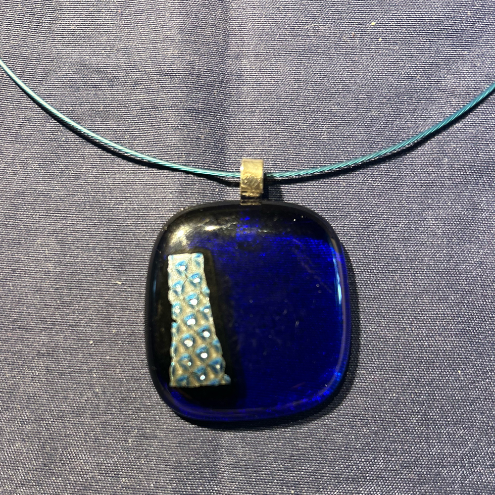 Blauwe, vierkante met afgeronde hoeken, glazen hanger voor aan een ketting