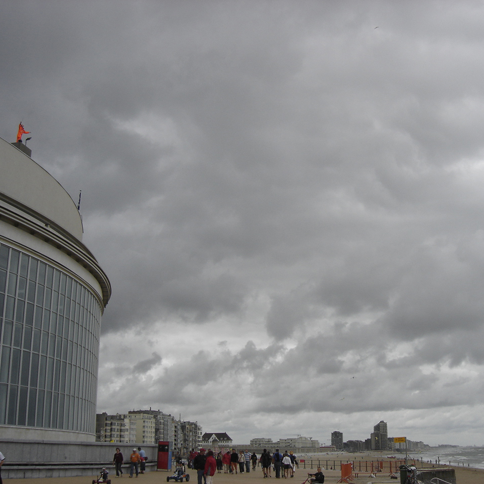 kunstwerk van Jan Fabre, dat is geplaatst op het dak van het Casino Kursaal aan het strand van Oostende (België).