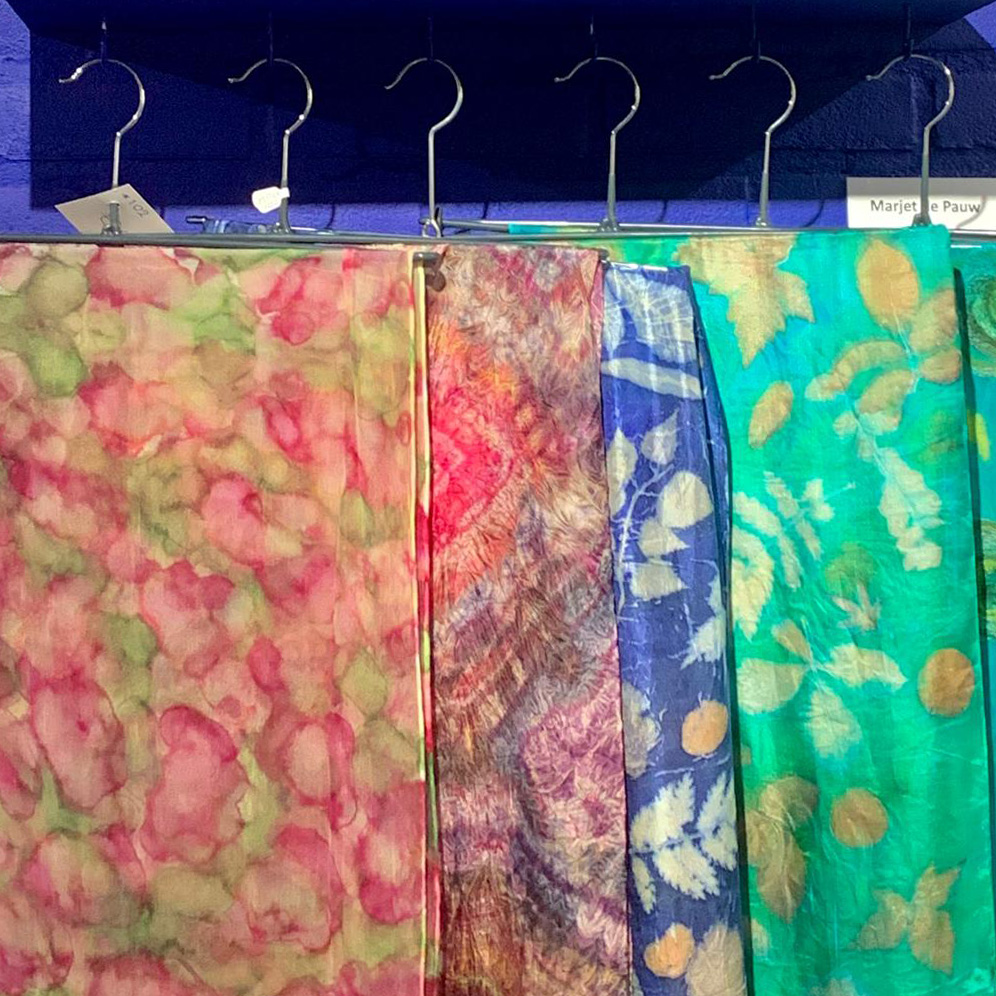 hangertjes met een zijden sjaal