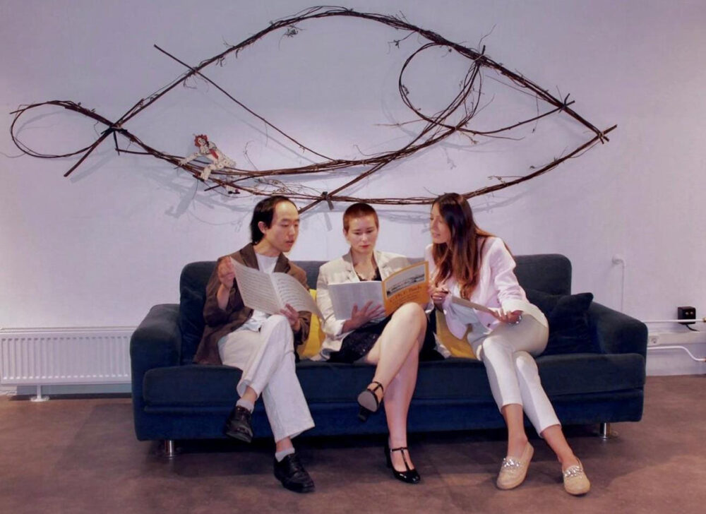 drie leden van Kamermuziekensemble Trio Accent zittend op een bank