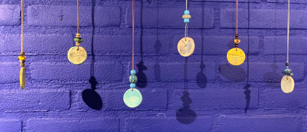 diverse keramieken hangers in verschillende kleuren