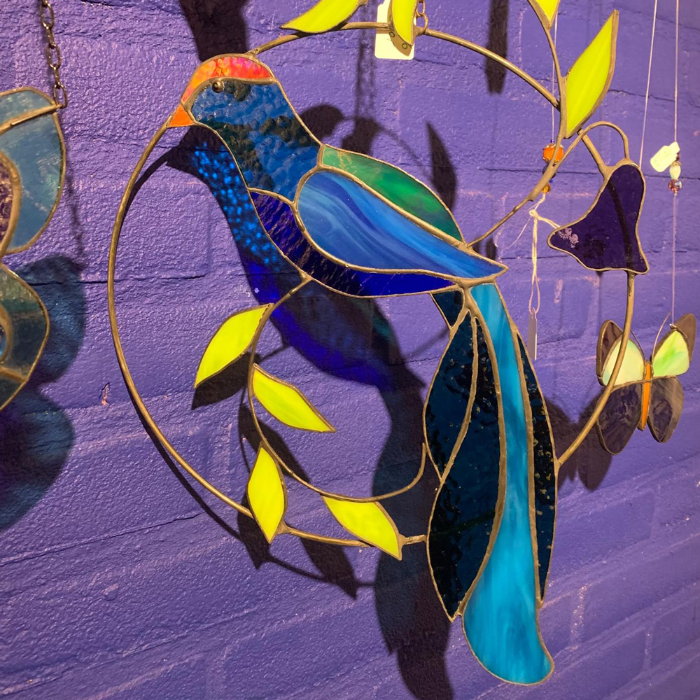 Raamhanger van glas-in-lood