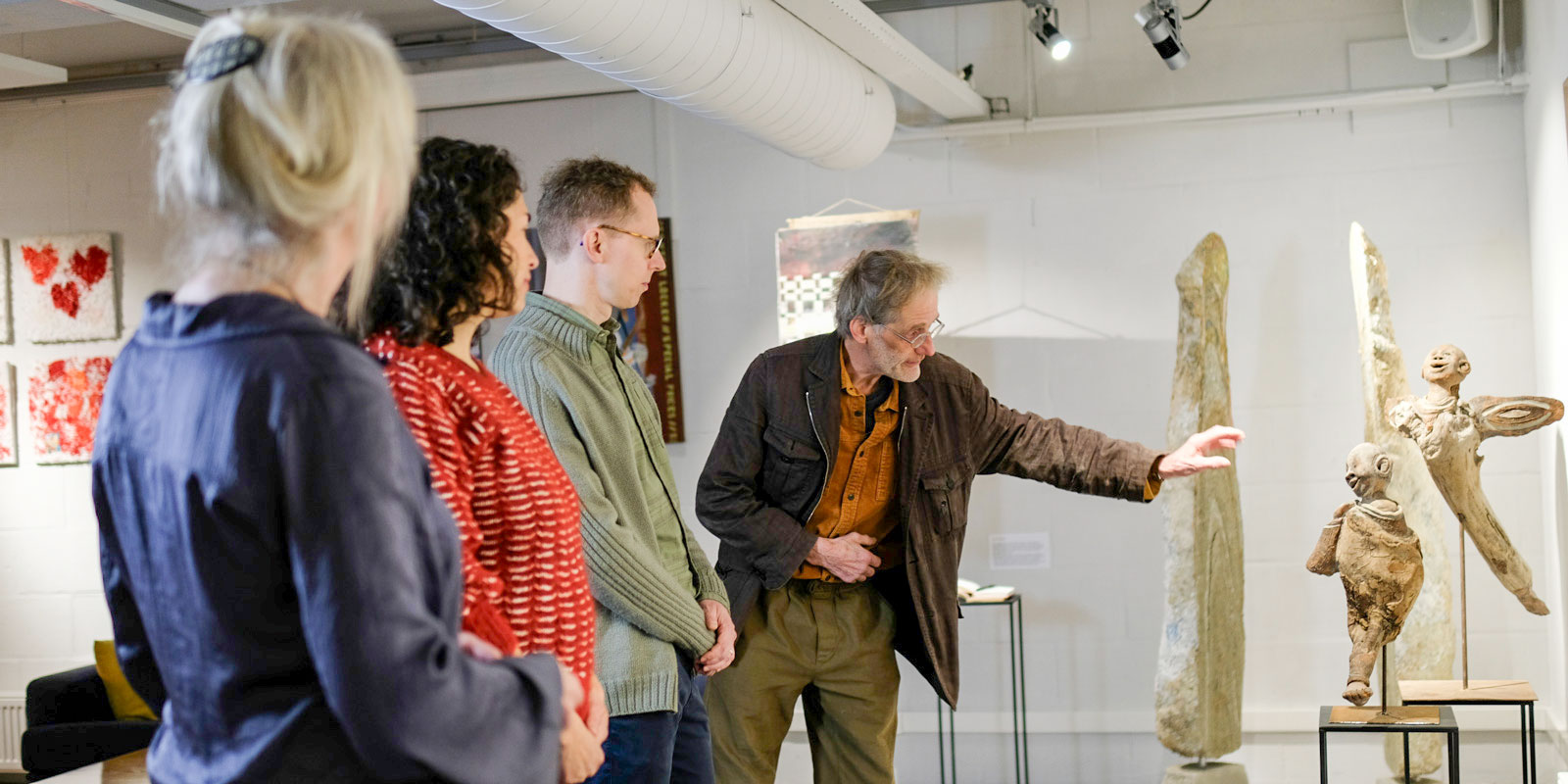bezoekers bekijken een expositie in Het Gele Huis