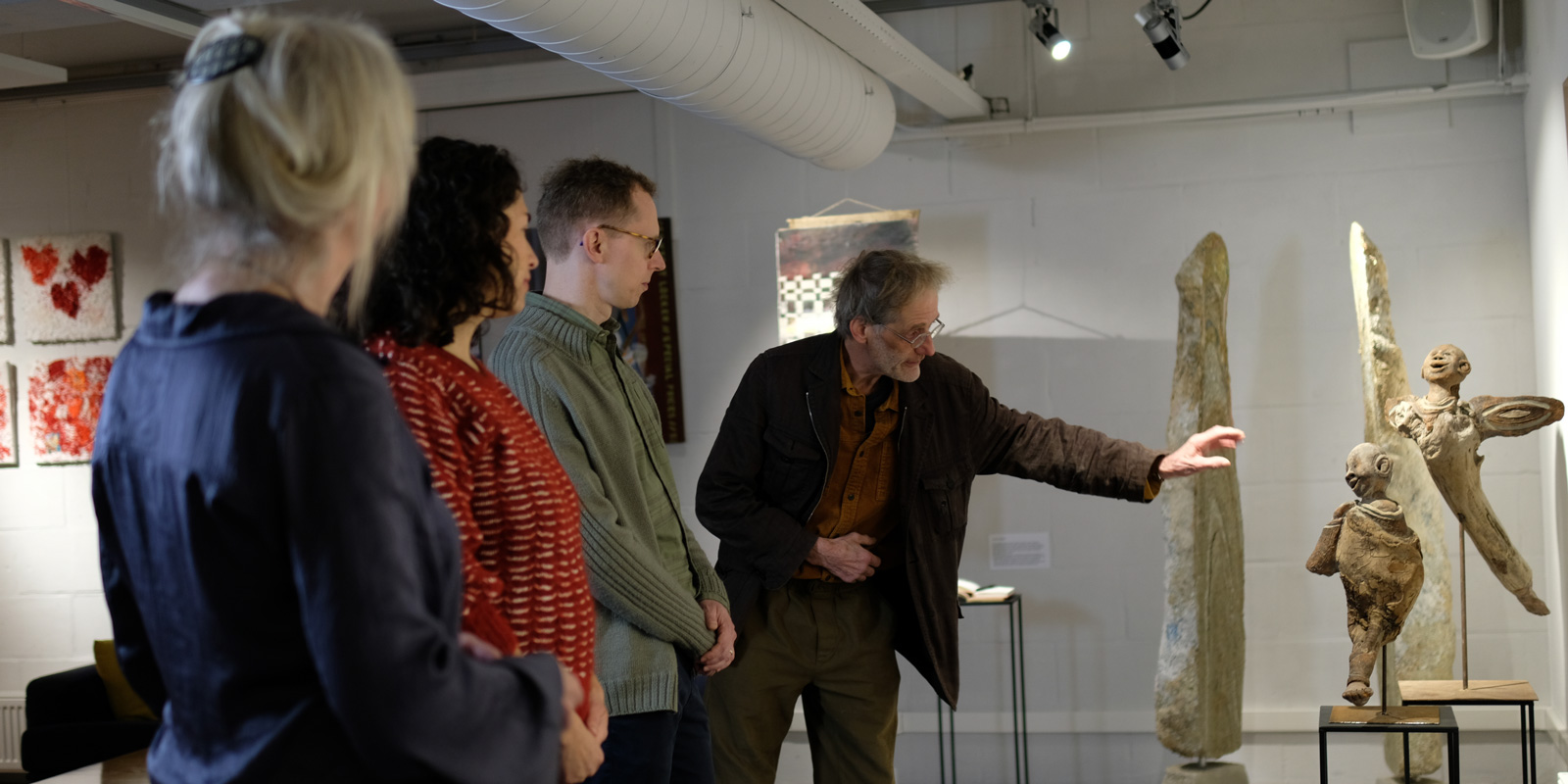 bezoekers bekijken een expositie in Het Gele Huis