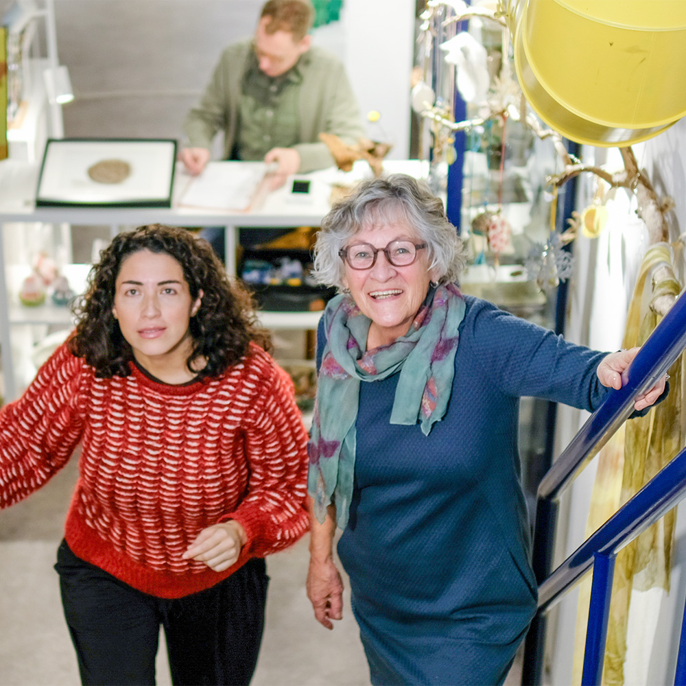 trap naar beneden: 2 gastvrouwen ontvangen bezoekers