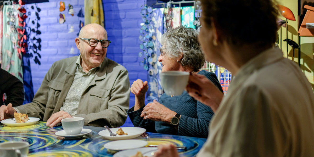 man en vrouw hebben een onderonsje tijdens koffie en gebak